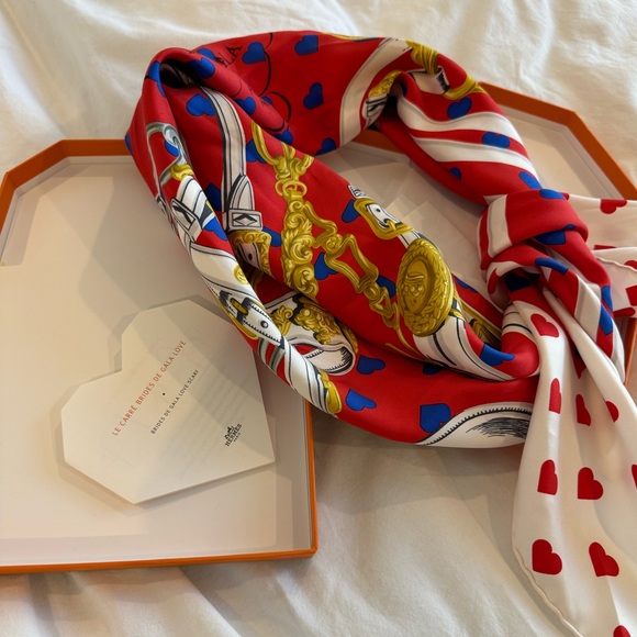 Elegant Authentic Hermès Scarf - Picture 10 of 11